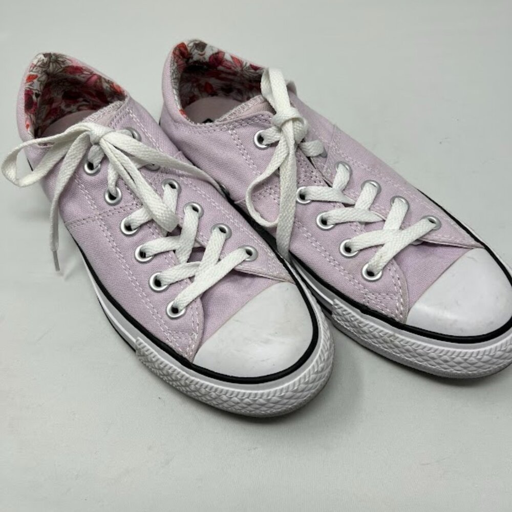 Lavender Converse light purple size 8 All-Stars